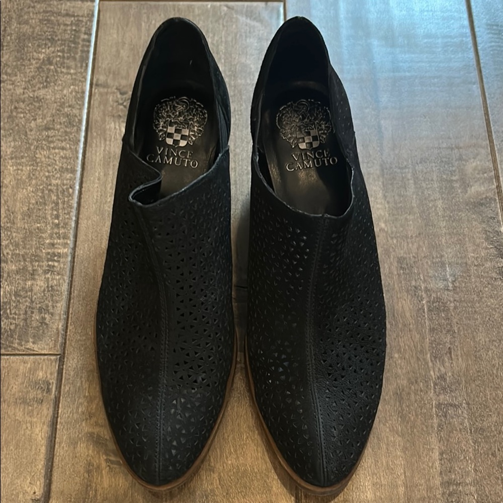 Vince Camuto Black Shoe/Ankle Boot  Sleek Slip-On Design Size8.5/9